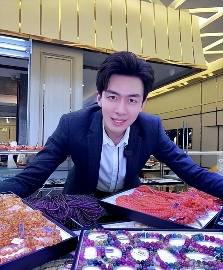 顶级网红收入高不高_网红直播带货收入排行_娱乐八卦中的网红有哪些-