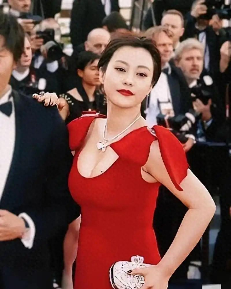 骨感美女明星_审美觉醒丰满女性_丰满美碾压骨感