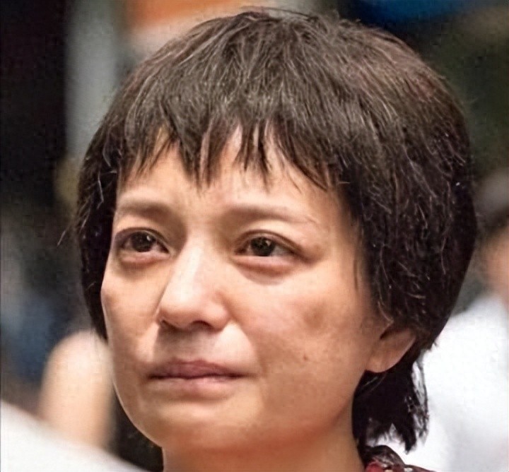 49岁赵薇有新消息！名下持股公司出事，法院要求上交财产变动情况