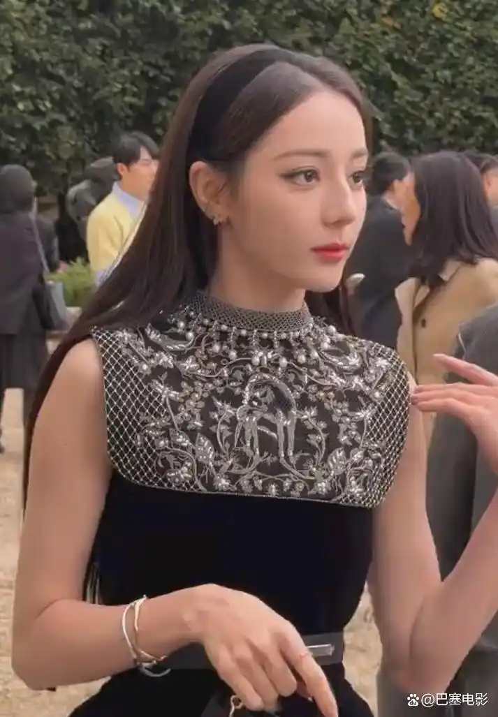巴黎时装周：唐嫣闪耀T台，热巴生图精修差很大，邓为引发争议