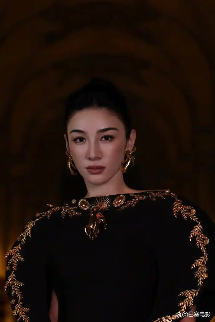 最近明星热点走秀,_巴黎时装周 明星亮相 高清镜头分析