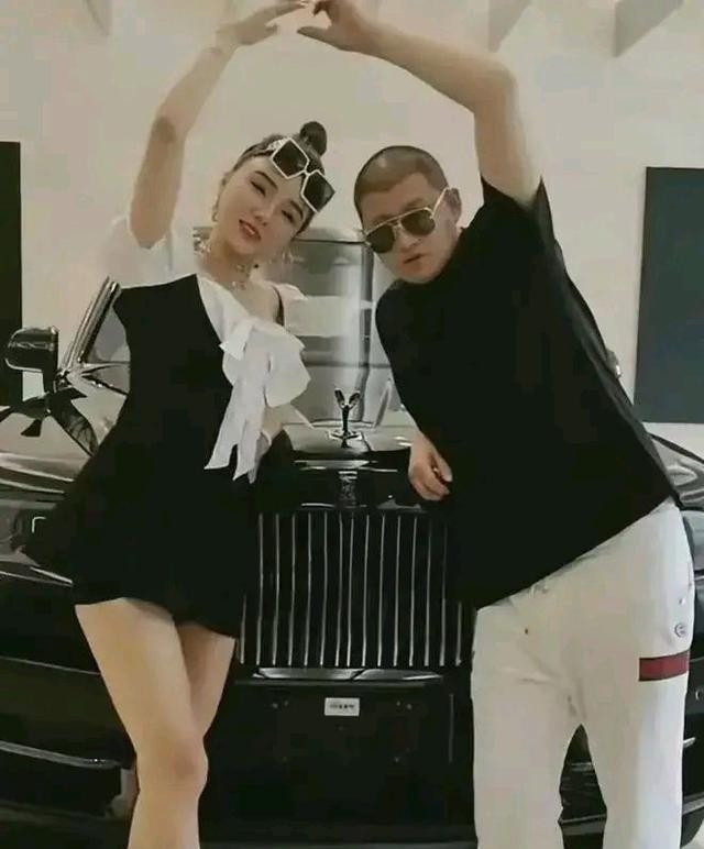 网红二驴晒余额_八卦爆料网红二驴是谁啊图片大全-_二驴带货夫妇销售神话