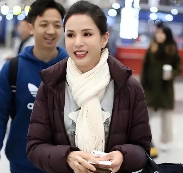 李若彤隐退娱乐圈原因_什么彤的女明星_李若彤感情经历