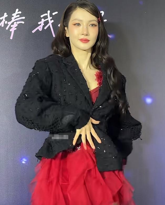 女明星 发型_红裙热舞造型_金晨最新妆容